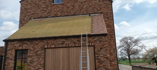 Herstellen van hellende daken Alken, Limburg