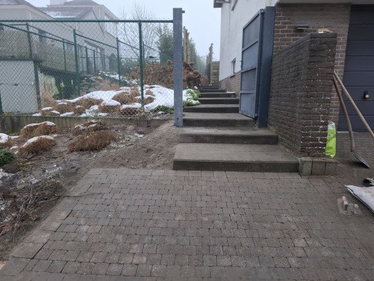 Klinkers laten leggen Meeuwen (Oudsbergen), Limburg